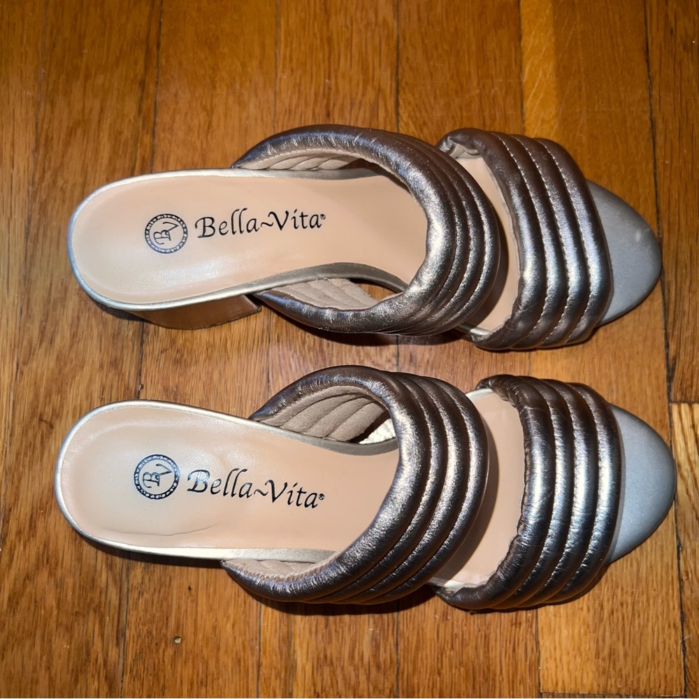 Bella Vita Georgette Slide Champagne Leather Sandal. Excellent condition